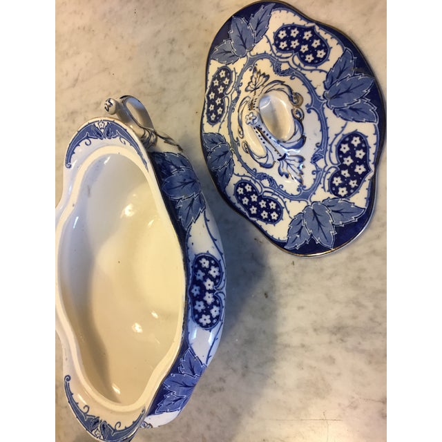 Transitional Late 19th Century Blue and White Transferware Lidded Vegetable Bowl in York Pattern by Keeling & Co For Sale - Image 3 of 4
