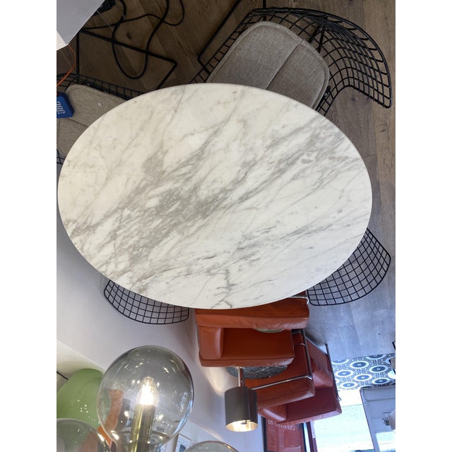 Eero Saarinen Vintage Tulip Round Table in Calacatta Marble by Eero Saarinen for Knoll Inc., 1970s For Sale - Image 4 of 11
