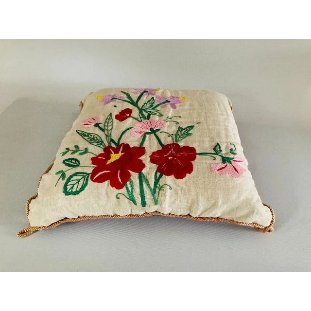 Vintage Hand Embroidered Floral design over linen , satin backing , with pipping no zipper closing , very good condition....