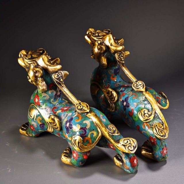 Late 19th Century Pair of Antique Gilt Cloisonné Guardian Lion Figurines, 2000g Total For Sale - Image 5 of 8