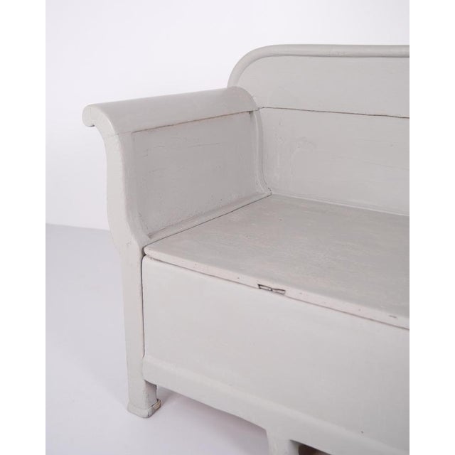 Antique storage bench from the 1890s in grey-painted pine wood. Antique storage bench from the 19th century. Type: Storage...