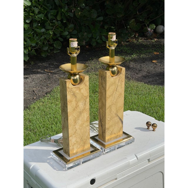 Late 20th Century Vintage Modernist Table Lamps With Faux-Travertine Finish and Lucite Bases, a Pair For Sale - Image 5 of 13