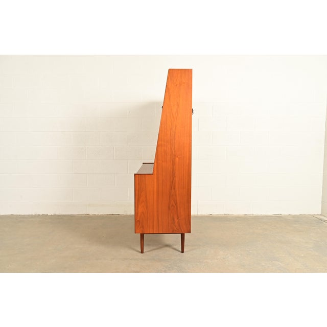 Kipp Stewart for Drexel Declaration Mid-Century Modern Walnut Lighted Breakfront or Bar Cabinet, 1960s For Sale - Image 15 of 18