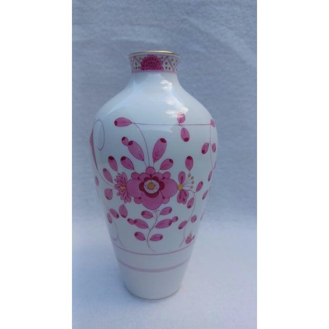 Vintage Meissen Porcelain Vase "Indian Painting in Purple" — 1st Choice (1980) This exceptionally elegant vintage...