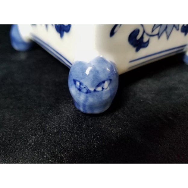 Mid 20th Century Footed Chinese Blue and White Lidded Boxes - a Pair For Sale - Image 4 of 6