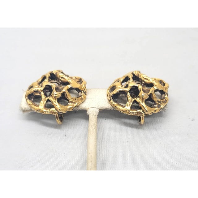 Trifari Vintage Jonathan Bailey for Crown Trifari Round Brutalist Goldtone Clip Earrings, 1970 - 2 Pieces For Sale - Image 4 of 7