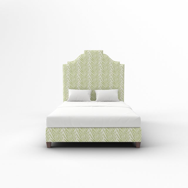 Traditional Nina Bed in Schumacher Creeping Fern, Moss - King For Sale - Image 3 of 5