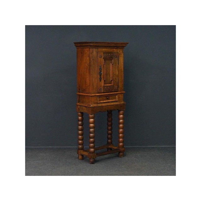 small studded cupboard Epoch & style: Baroque 18th century Features - solidly made of oak - wooden nails - only mechanical...