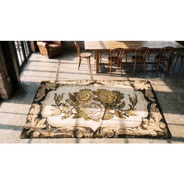 1900s Ivory Roses Folk Art Antique American Hooked Rug 2'7" X 4'8" Handknotted Wool Carpet For Sale In New York - Image 6 of 7
