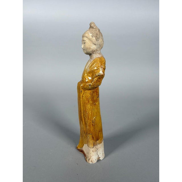 Asian Sculpture of a Mingqi court lady, China, Tang Dynasty (618-907) For Sale - Image 3 of 6