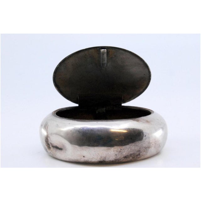 Round Silver Snuff Box with Pressure System on the Hinged Lid For Sale - Image 4 of 10
