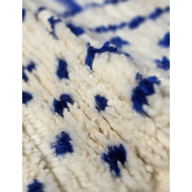 Blue & Ivory Azilal Rug – Modern Moroccan Berber Wool Carpet This stunning handmade Azilal rug features an elegant...