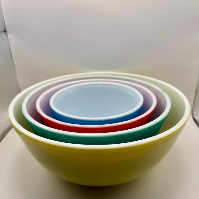 Pyrex Vibrant 1940s Pyrex Primary Colors Mixing Bowl Complete Set For Sale - Image 4 of 17