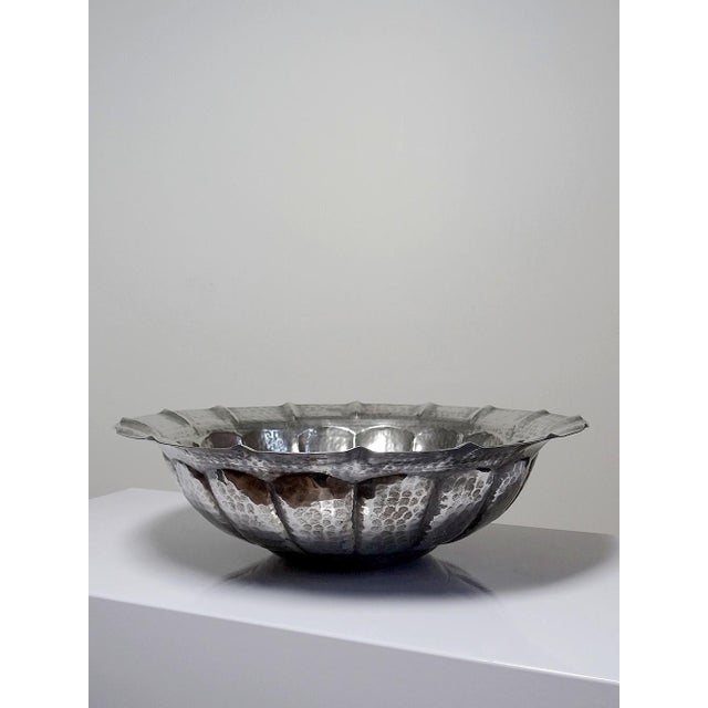 Rare. Magnificent large bowl, basin, or bowl in hammered silver-plated metal, multi-lobed, Italian vintage circa 1950,...