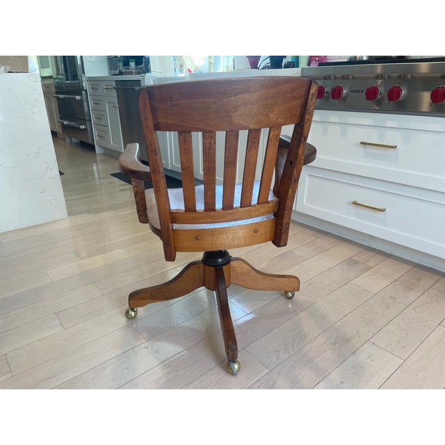 Early 20th Century Antique 1920s Solid Tiger Oak Swivel Bankers Desk Chair - Excellent Condition For Sale - Image 5 of 10
