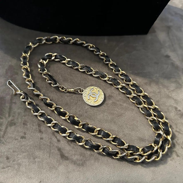 1990s An Iconic 1990s Leather and Metal Chain Belt by Chanel For Sale - Image 5 of 12