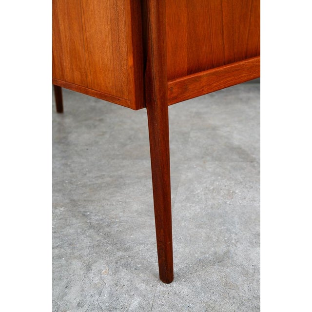 1960s Mid Century Danish Modern Desk Executive Teak 7 Drawer Floating Doors Locking Nm For Sale - Image 11 of 12