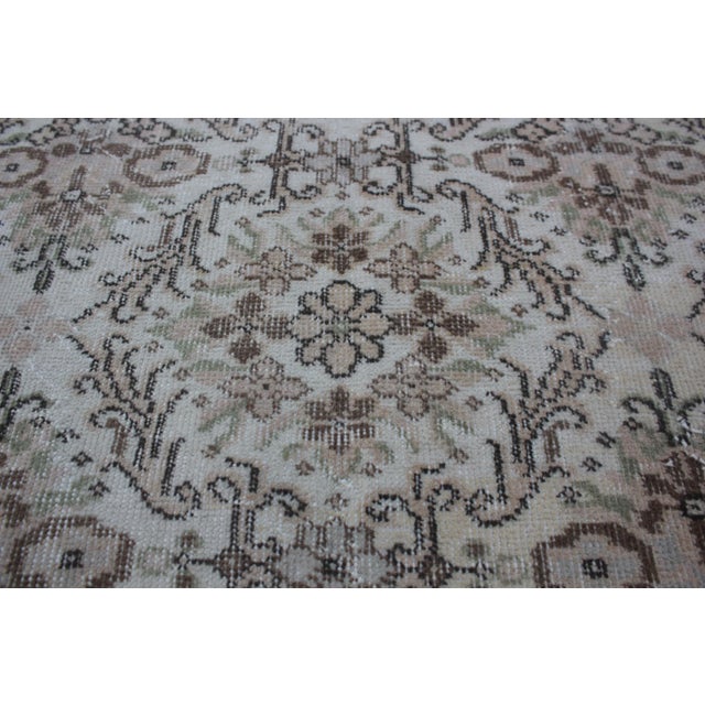 Beige 1970s Mid-Century Modern Art Deco Turkish Vintage Floral Beige Oushak Area Rug For Sale - Image 8 of 13