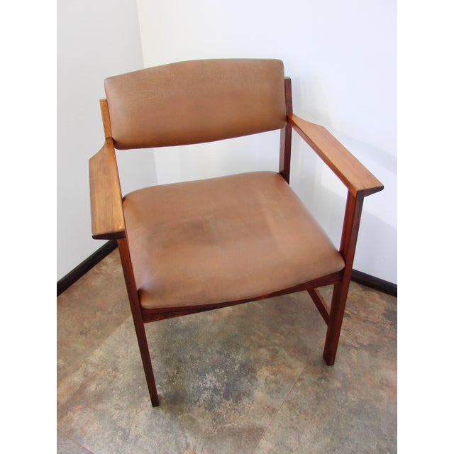 Vintage Scandinavian Armchair in Rosewood and Leather, 1960s, in Good conditions. Designed 1960 to 1969