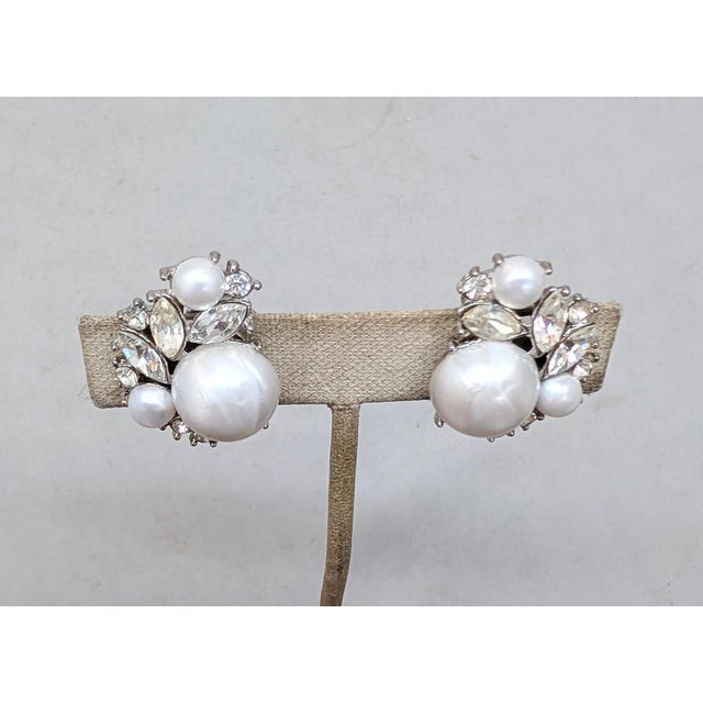 Vintage Signed Crown Trifari Rhodium Plated Mabe Pearl & Clear Rhinestone Clip Earrings-2 Pieces For Sale In Philadelphia - Image 6 of 8