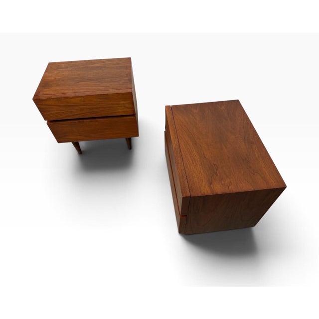 1960s Mid-Century Modern American of Martinsville Walnut Nightstands - Set of 2 For Sale - Image 5 of 8
