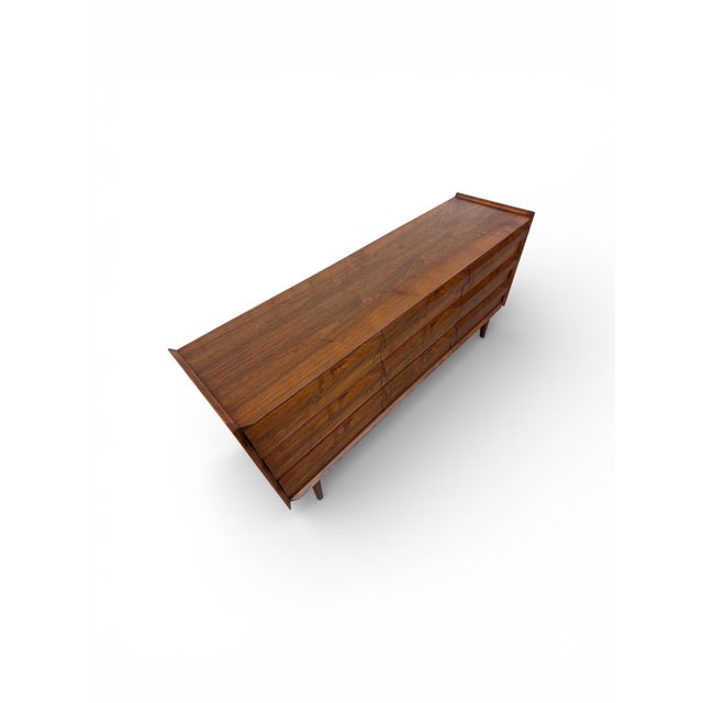 This exceptional Mid-Century Modern Lane 1st Edition nine drawer dresser showcases the timeless craftsmanship and refined...