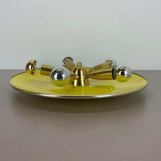 Gio Ponti Theatre Wall Light in Brass + Yellow in the style of Stilnovo by Gio Ponti, Italy, 1950s For Sale - Image 4 of 18