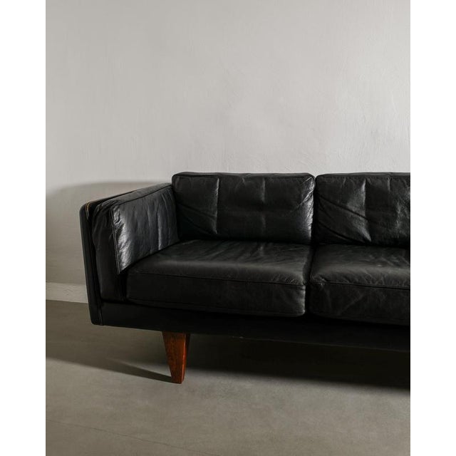 Danish Mid-Century Black Leather Three Seater V11 Sofa by Illum Wikkelsø, 1960s For Sale - Image 3 of 8
