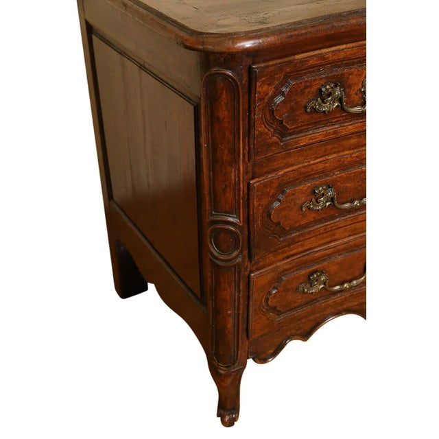 Rococo 18th-Century Italian Walnut Serpentine Commode For Sale - Image 3 of 7