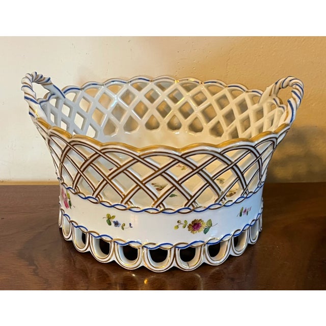 Antique Early 19th Century Old Paris Porcelain Reticulated Centerpiece Fruit Basket Decorated With Floral Sprig For Sale - Image 9 of 15