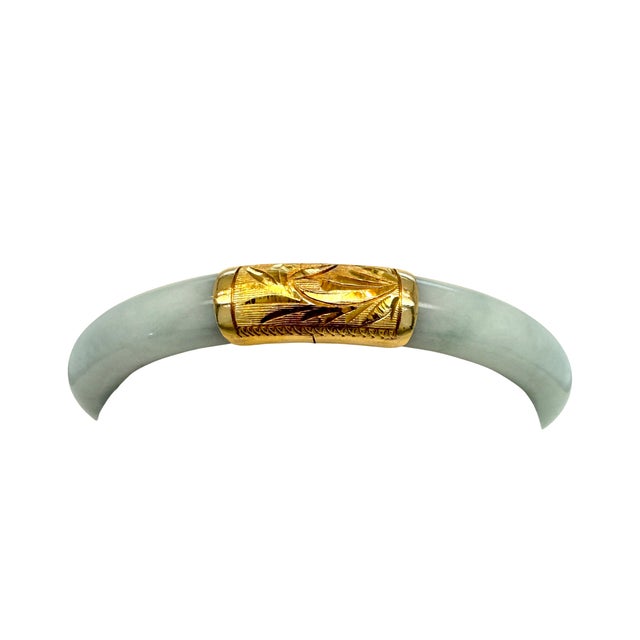 Asian 1960s Chinese Jadeite Jade and 14k Yellow Gold Hinged Bangle Bracelet For Sale - Image 3 of 5