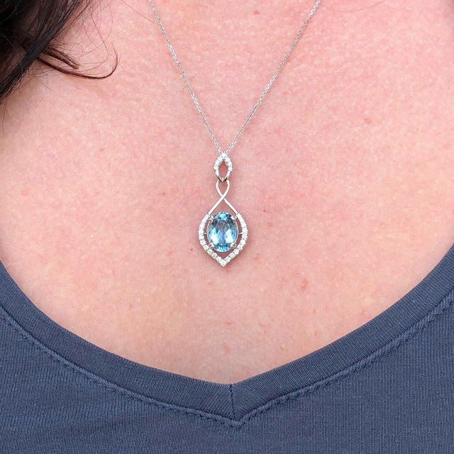 Modern 3Ct Aquamarine Pendant With Natural Diamonds in Solid 14k Gold, 11x9mm For Sale - Image 3 of 9