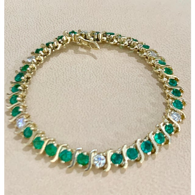 Gemstone 6 Carat Emerald & 1.5 Carat Diamond Tennis Bracelet 14 Karat Yellow Gold S-Shape For Sale - Image 7 of 18