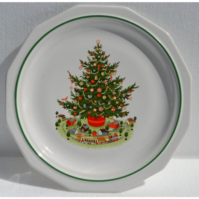 1980s Christmas Heritage Collectible Dinnerplate 10 Inches Diameter by Pfaltzgraff For Sale - Image 13 of 13