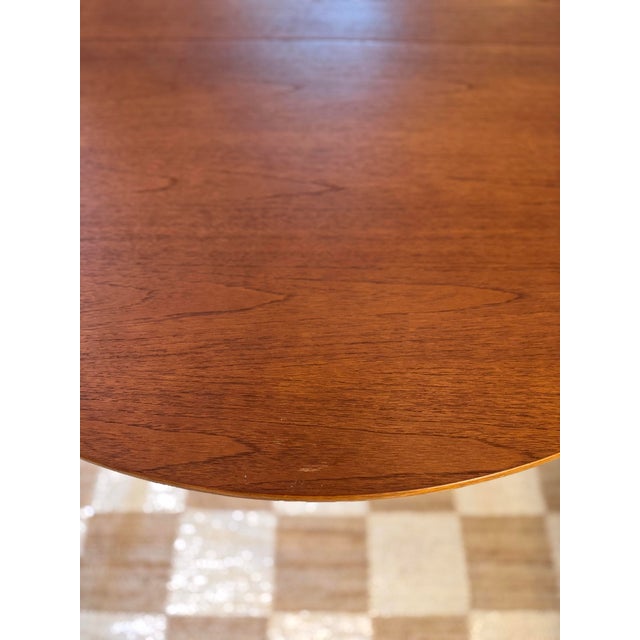Beautiful yet simple mid century modern round dining table Nathan Furniture Attributed, circa 1960s. Features a concealed...