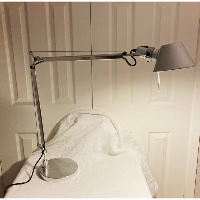 Classic modern Artemide Toloemo table top lamp designed Michelle De Lucchi in the 1980’s Multiple variations for lighting...