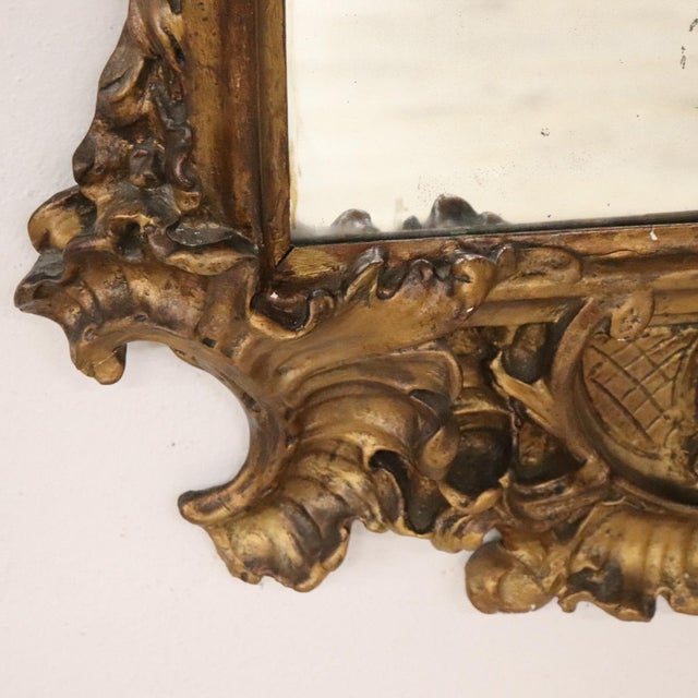 We present this elegant Italian antique mirror dating back to the late 19th century. A majestic mirror of supreme...