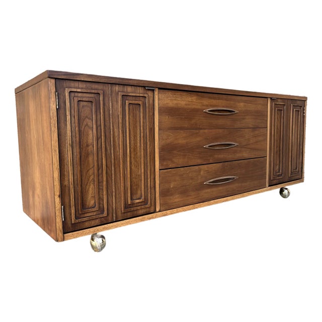 Mid Century Modern Broyhill Sculptra Credenza/Buffet With Casters. Circa 1960s For Sale