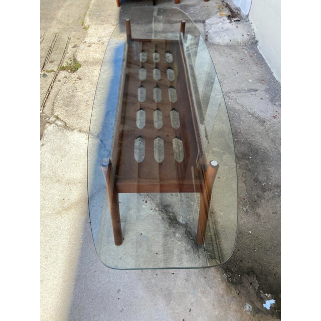 1960s Mid Century Modern Slotted Coffee Table With Surfboard Glass Top | in Harvey Probber Style For Sale - Image 5 of 12