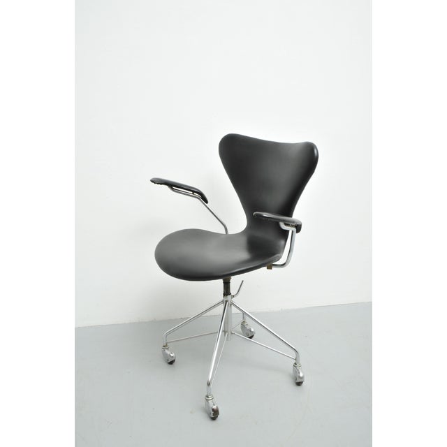 Model 3217 Swivel Desk Chair by Arne Jacobsen for Fritz Hansen, 1950s, in Very Good conditions. Designed 1950 to 1959 This...