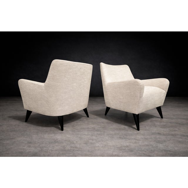 Mid-Century Modern Pair of Armchairs in Hardwood & Off White Upholstery, Joaquim Tenreiro, 1950s For Sale - Image 3 of 9