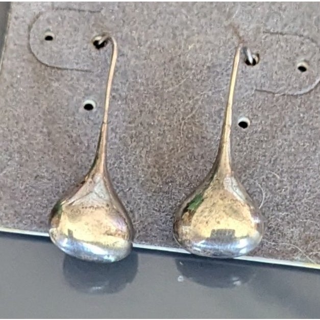 Vintage Sterling Silver Modernist earrings. In good vintage condition- these earrings shine. really unique style from...