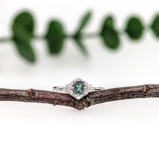 Metal Natural Alexandrite Ring w Earth Mined Diamonds in Solid 14K Gold Oval 5x4mm For Sale - Image 7 of 10