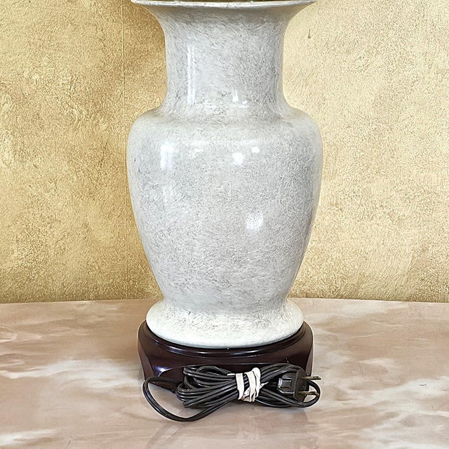 Early 21st Century Vintage Ivory Speckled Ceramic Ginger Jar Style Table Lamp With Cream Shade & Wood Base For Sale - Image 5 of 18
