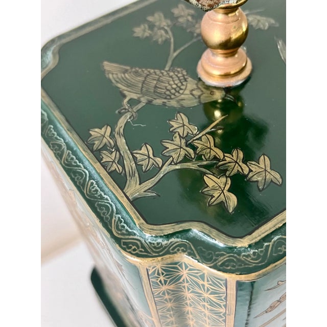 Mario Buatta Vintage Chinoiserie Tea Canister Table Lamp in Green Lacquer & Brass – Hollywood Regency For Sale - Image 4 of 12