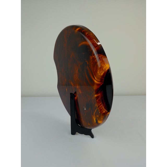 Round serving tray or centerpiece in tortoiseshell-effect lucite with brass handles by Team Guzzini. Made in Italy in the...