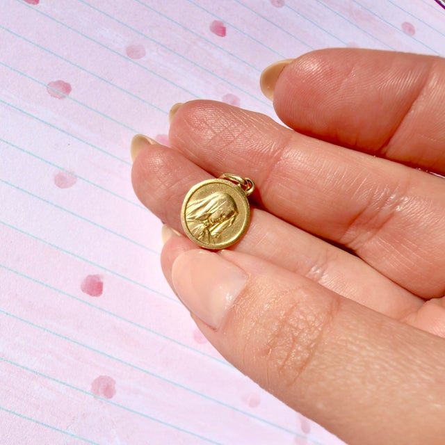Gold Vintage 1960s Italian 18k Virgin Mary Medallion, Religious Pendant For Sale - Image 8 of 12