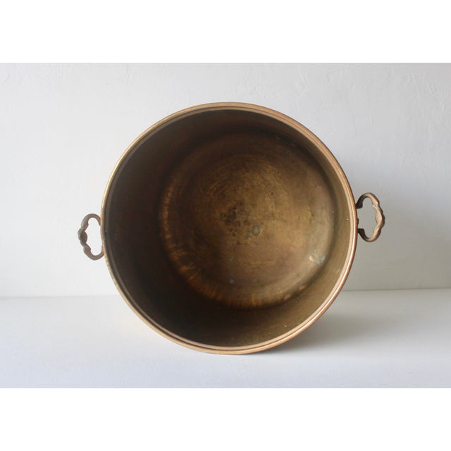 Brass Extra Large English Style Brass Hammered Paw Footed Planter With Ornate Handles Vintage Mid Century For Sale - Image 8 of 18