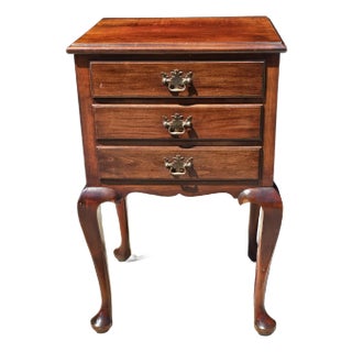 Mid 20th Century Queen Anne Style Mahogany Side Table Nightstand For Sale