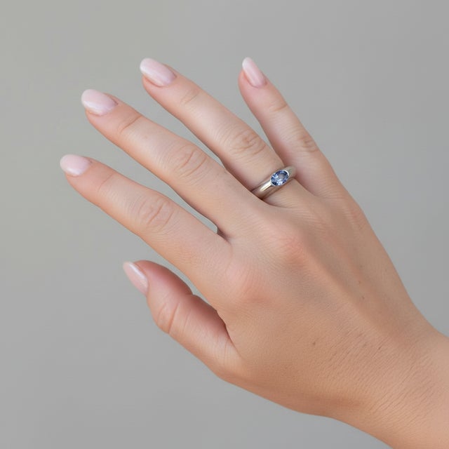 A signed Piaget "Biseau" ring from 1998, in 18k gold. The ring is set with a natural sapphire of approximately 1 carat,...